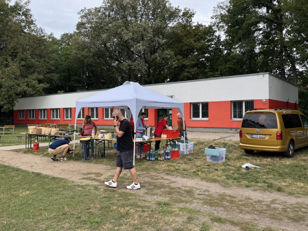 Der Förderverein baut Pavillon und Tische am Sportplatz auf